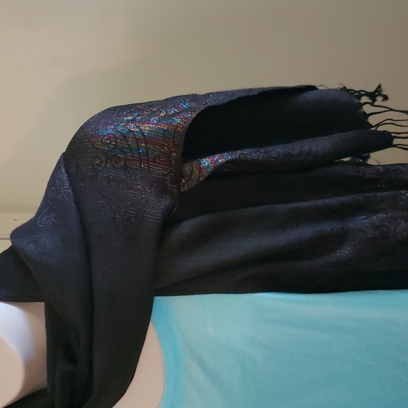 SALE‼️ Fringe Scarf - Picture 3 of 5